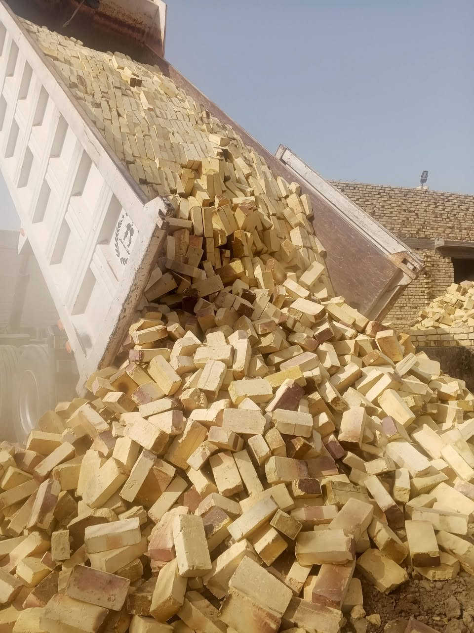 السلام عليكم طابوق الشوملي بشرط المقلاب درجه اولى لون وعدد وقوه//***********
