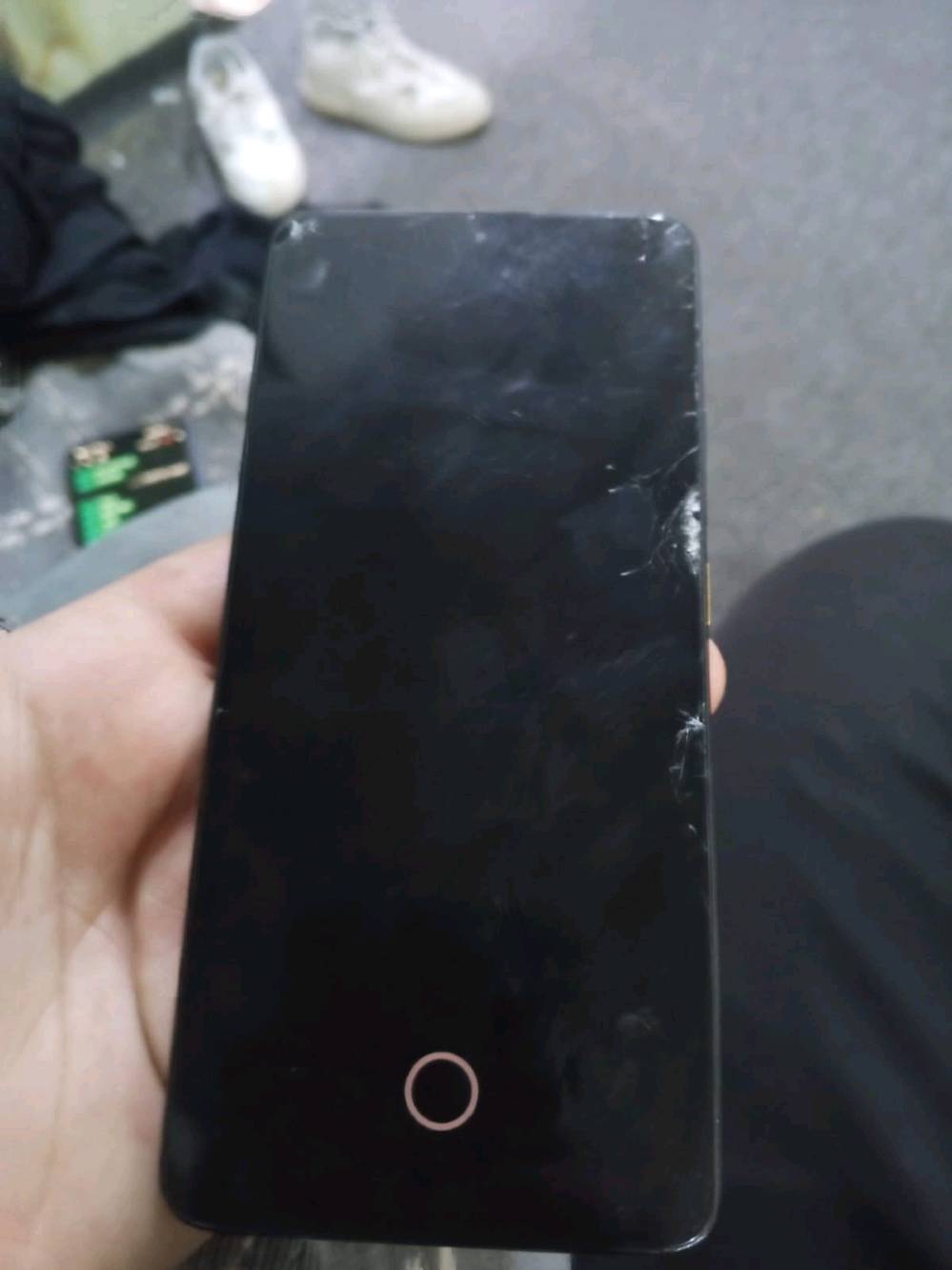 السلام عليكم عيوني الجهاز مصارله سنه يمي ماخذه جديد اول واحد استخدمه اني الجهاز كامل حافظه وشاحنه 90 واط بس بي فطور بالحواف وكع مني واني اسوق