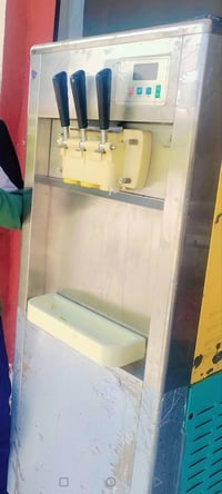 #للبيع مكينه آيس كريم نضيفه شغاله مابيه اي عيب اتصل ٠٧٨٩٠٧٨٩٣١٢ الخاص ...