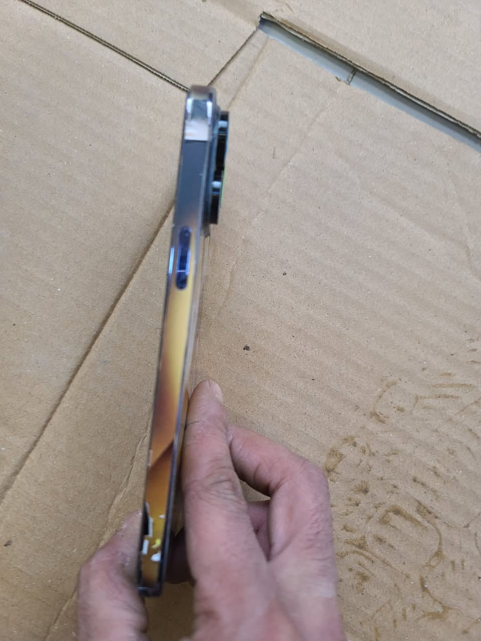 ‏14 Pro ماكس
‏كرتون موجودة ذاكرة 256 

‏بطارية84

‏بس الظاهر مكسور 

‏ما نبدل به أي شيء

‏سعر 900  بي مجال

تلفون مغلف

‏ماستر جهاز 

‏رقم التلفون ***********
