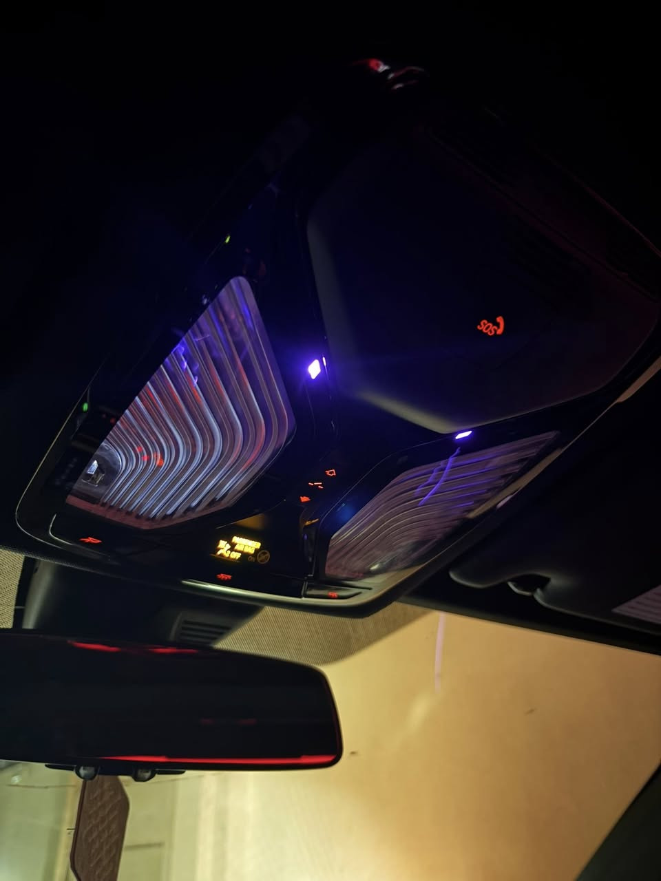 BMW 330i Xdrive 2021 M package
الممشى 33mile
محرك 2.0 لتر تيربو 4 سلندرtwin power turbo 
 • 255 حصان تقريبًا
 • عزم 400 نيوتن متر
 • قير أوتوماتيك 8 سرعات ZF
 • نظام دفع رباعي xDrive  
xDrive (AWD) لتحكم أفضل وثبات قوي على الطرقات 

معدل استهلاك الوقود مختلط في حدود 7–8 لتر/100 كم تقريبًا

️ نظام Apple CarPlay / Bluetooth / USB
✔️ شاشة معلومات وترفيه متطورة
✔️ تحذير مغادرة المسار + فرامل طوارئ + مساعد ثبات
✔️ حساسات وكاميرا خلية

️ شاشة عدادات ديجيتال كاملة (Live Cockpit) 12.3 إنج
✔️ شاشة وسطية كبيرة 10.25 إنج (بعض النسخ 12.3 إنج)
✔️ Head-Up Display عرض المعلومات على الزجاج الأمامي
✔️ نظام iDrive مع ماوس تحكم دائري بالكونسول
✔️ Apple CarPlay
✔️ نظام ملاحة
✔️ شحن لاسلكي للموبايل
✔️ مقاعد كهربائية مع ذاكرة
✔️ تدفئة مقاعد أمامية
✔️ تدفئة ستيرن
✔️ إضاءة داخلية Ambient Light متعددة الألوان
✔️ فتح وغلق النوافذ من الخارج عن طريق المفتاح
✔️ إشارات ترحيب عند الاقتراب (إضاءة مقابض + Welcome Lights)

️ أربع وضعيات قيادة:
 • Eco Pro
 • Comfort
 • Sport
 • Sport Plus

✔️ حساسات أمامية وخلفية

لون Portimao Blue مشهور بهذه الفئة

ويكون عليها تختيم بالM في كل مكان 

***********📞

سعر 288$

صور الحادث مرفقة بالمنشور⬇️
