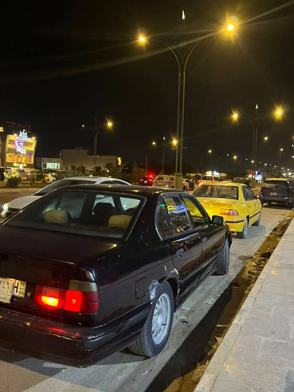 سلام عليكم للبيع موديل 92 حجم 525 السياره مكفوله من الضربه كير جديد حداديه جديده رقمه قادسيه شرط التحويل و الوكاله سنويه لغايت 29 كهربائية كله شغاله ما بيه نقص طخم تاير جديد كشنات كهربائية المكينه بيه خيط تبخير سعر 42 مكان السياره ناصريه مركز و هاذا رقمي ***********
