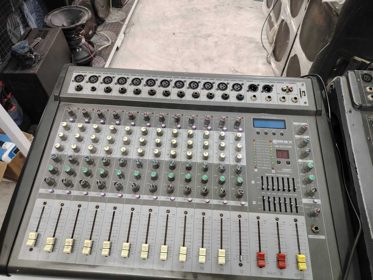 مكسر صوت بور يشغل 4 سماعات ثنائي شغال للبيع سعره 250 بي مجال مكاني حله محاويل ***********
