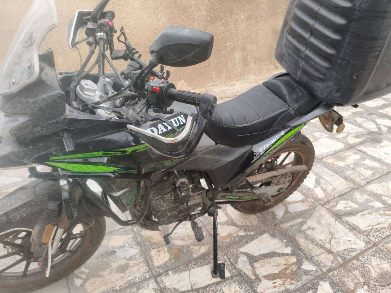 سلام عليكم دايون ادفنجر 300cc دراجة جديده رقم اربيل ماشيه ٣٨٠٠كم بعدها ع سحك مكانها بغداد رقم صاحب دراجة ***********
