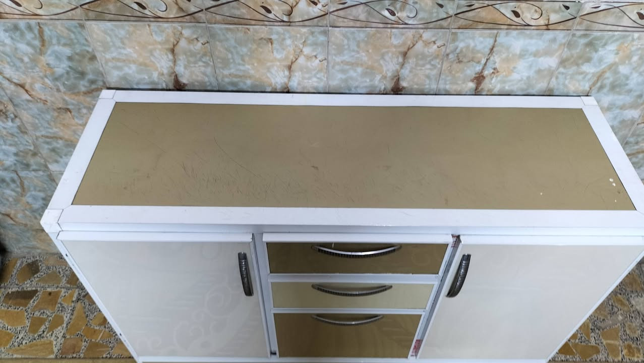 كاونتر قطعتين كل قطعه متر ونص مستخدم نضيف تفصال الألمنيوم مو سوكي لا يوجد اضرر عنوان  شعب اكو توصيل *********** بي وتساب
