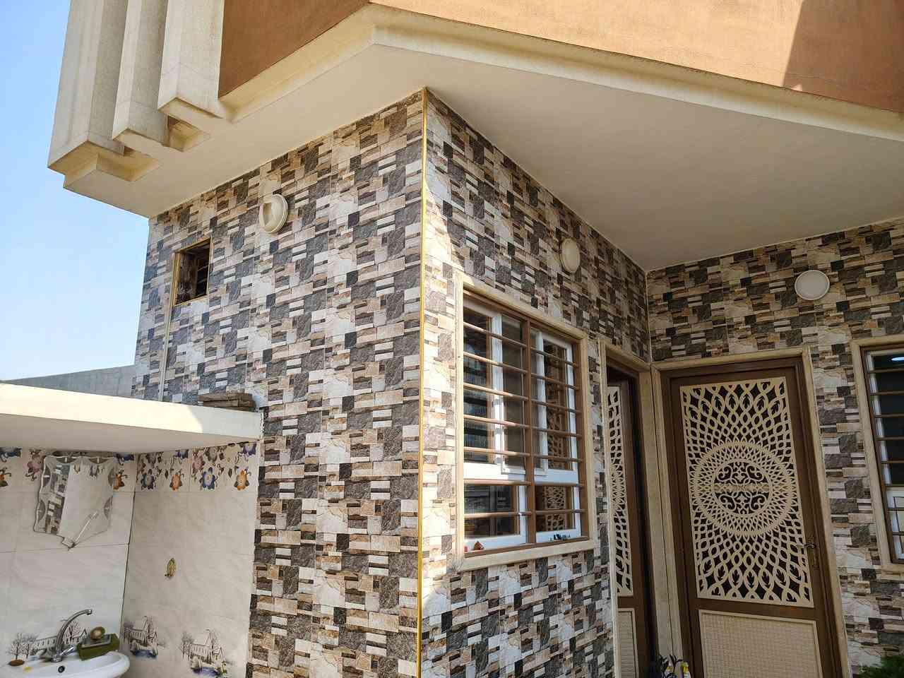 بيت للبيع او المعارضه في حي الميثاق فرع جامع المهيمن مساحه 125واقع حال 150بيه غرفتين نوم وهول واستقبال ومطبخ وبيتونه ومناور اثنين وبيه فضله نهايه البيت حديقه طابق واحد سند طابو معامله التحويل ماشي بيها الاتصال على ***********
