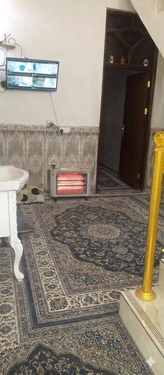 مشتمل طابقين بالسفحه الثانية شارع احمد الوائلي الطابق الاول يتكون على غرفه نوم استقبال وهول ومطبخ وحمام والطابق الثاني اثنين غرفه نوم وصاله وحمام الاخير استاره وبيتونه خدمات ماء كهرباء شارع سبيس سند بسمي غير مطلوب تفاصيل *********** بيع مستعجل
