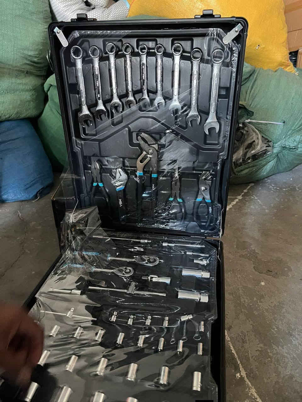 عدة يدوية تحتوي على 610 قطعة كلها اصلية ومطابقة للصور 100٪
السعر 150 وبيها مجال بسيط للشراي 

مكاني النجف الاشرف 

للاتصال على الرقم ***********
