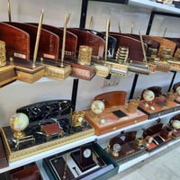 قطع مكتبية خشب وزجاج (الكريستال ) بسمك ٨ ملم 💯 🔶️ وباشكال مختلفة 💫 وأح...