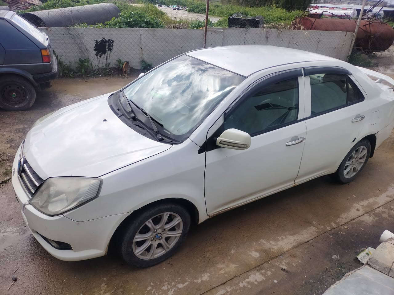 جيلي إم كي 20013 گير محرك شرط وبيها طخات خفيفه معدله يرادلها صبغ داخل 80 بلميه سياره جاهزه تحويل و وكاله صاحبها الشرعي موجود بلموصل بيها كابون ورقي السعر 50 وبيها مجال السياره موجوده بل ايسر ***********بي واتساب
