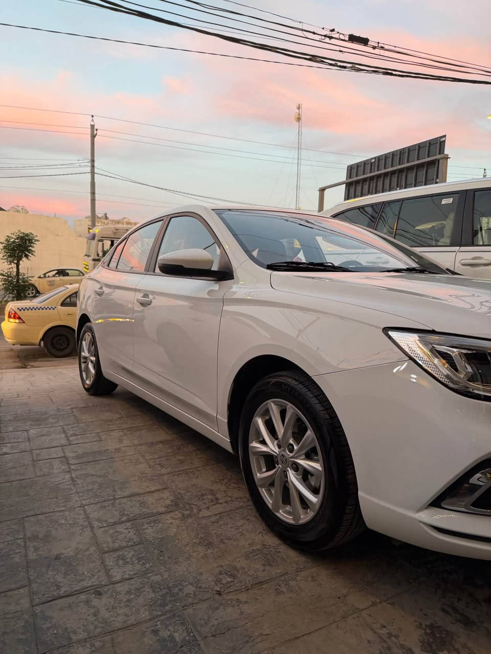 السلام عليكم 
mg5 2025 شكل قديم
سيارة جديدة بعدهة بالضمان 
ماشية 18،000
مواصفات stander
 اربعة سلندر
محرك 1500
Abs
ebd
tpms
مانع انزلاق
مرايات كهرباء
اشارات بالمري
داخل اصفر 
تحديد سرعة
تحكمات ستيرن 
شاشة تدعم apple car play
usb
اربع سماعات 
كاعيات اصلية مالتهة 

السيارة مكانهة سليمانية ***********
110 السليمانية, العراق
