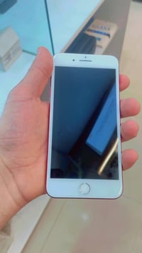 ايفون سفن بلاص ذاكره ١٢٨ مبدل بطاريه فقط نسبه ١٠٠ جهاز بس مايك واكف وي...