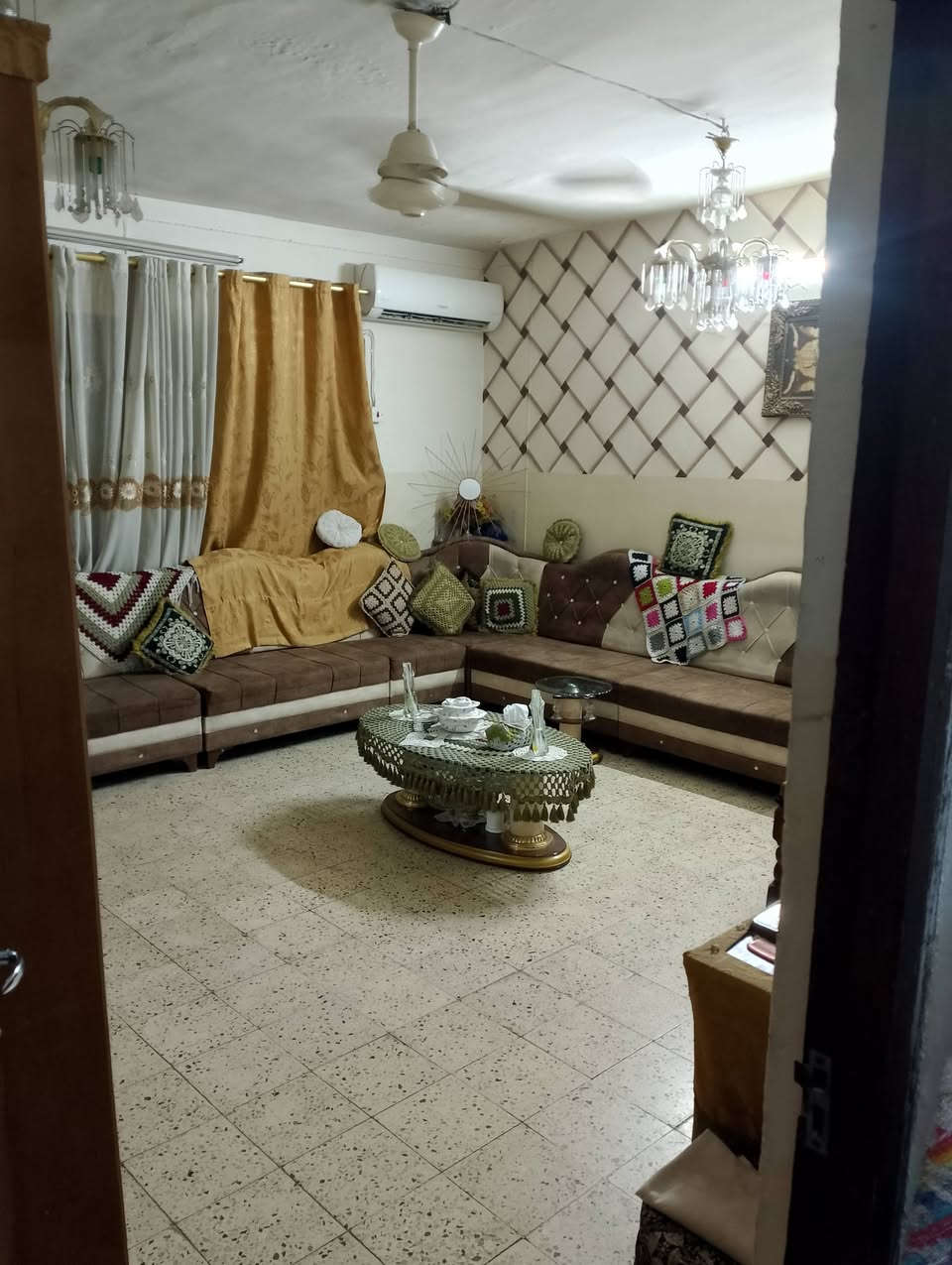 السلام عليكم يتوفر بيت للبيع بسعر حيل حيل مناسب حي عدن المساحه 200متر الوجهة 10 سنده طابوه الزهوره سنده جديده شرط التحويل طابق ونص الارضي غرفتين هول صحيات مطبخ وستقبال الثاني غرفتين هول صحيات البيت بناء وسط صالح لسكن السعر حيل مناسب 110مليون بي مجال التواصل مع مكتب صفوان السنجاري شقق الخظراء او على الارقام التالى ***********اسيا ***********
