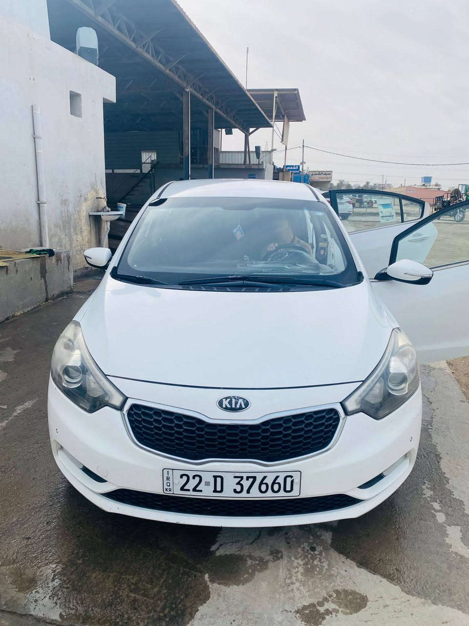 سلام عليكم شباب كيه سراتو مديل ١٤ سياره جديدة معنه الكلمه سياره كفاله بس البنيد براغيه مفتوحة مواصفات اربعه دسك ٥ تجاوي شاشة تحكم سياره جديدة اب معنه الكلمه بل عافيه الي ياخذههه السعر ١٢٢  رقم ***********
