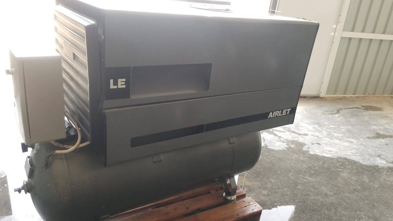 السلام عليكم 
 يوجد لدينا كمبريسر ال ١١  LE11 من شركة أطلس 
صناعة اوروبيه 🇪🇺
١٥ حصان
٣٥٠ تانكي لتر

العنوان النجف الاشرف 
البوحداري عمود ٤٠
WhatsApp ***********
