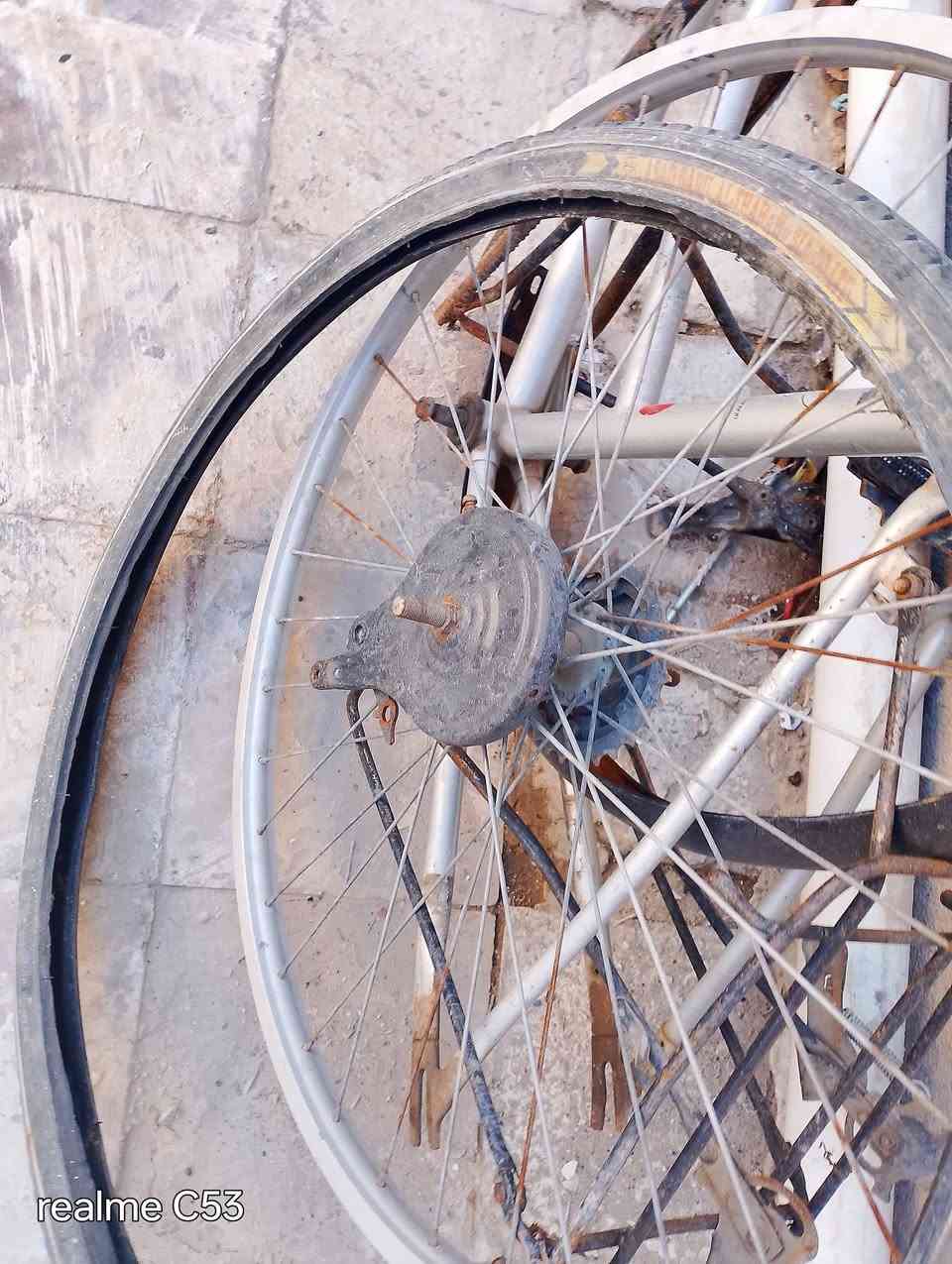 غراض باسكل
لشه كامله وياه ماشه وسكان وبوري ودوسات جدد ملاتهن بسعر 15 قفل
ماشه سوده 8 وبيه مجال
تاير الخلفي عكرب وياه تاير جديد وياه ديسك ب10 قفل 
جاملاغات وره وكدام ب 5 قفل
صينيه عكرب سوده طبع شركه اصليه ب 5 قفل
دوسات ب4 قفل 
كل الغراض هذني حاويه اصليات الشاري يجي للتعاليق مكاني شطره شارع الكص للتصال ***********
