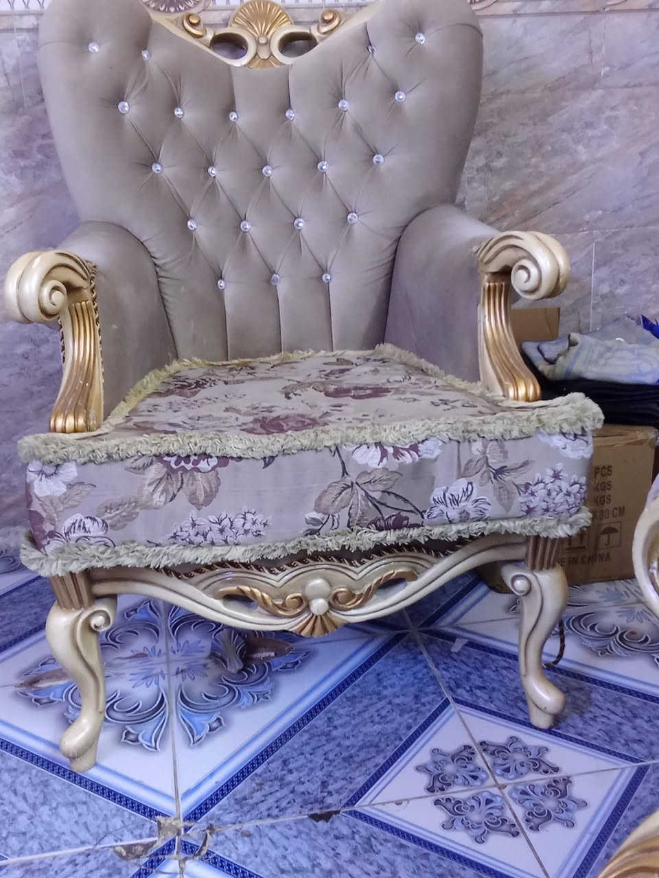 سلام عليكم ورحمة الله وبركاته تخم للبيع يحتوي اربيع كراسي ام النفر وثنين ام تلث نفرات وثنين طبله مكان حي الفرات يم المولده تخم 10مقاعد سعر 300وبي مجال للطيبين تواصل عله هاذا الرقم وبيك خير وتتلل ***********
