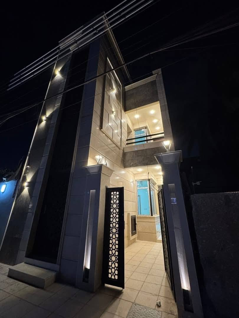 #دارللبيع
المساحة  150م واجهة 5×30 بناء سنة 2025 من الاساس
نظام معزول (وحدتين سكنية) 
كل وحده سكنية تحتوي على :  مدخلين
🔴 غرف نوم عدد 2 مع سويت 
🔴صالة 
🔴مطبخ 
🔴صحيات 2 
فول مرمر ابواب قاصة تركي منظومة غاز سبالت ماطور كهرباء كله دفن وبيت راقي جداً
الموقع الغزالية شارع مدير الامن مربع الطاقة 
للاستفسار اكثر 
***********
او زيارة المكتب في الغزالية شارع البداله مقابل الكوخ مكتب الهندسي للعقار
