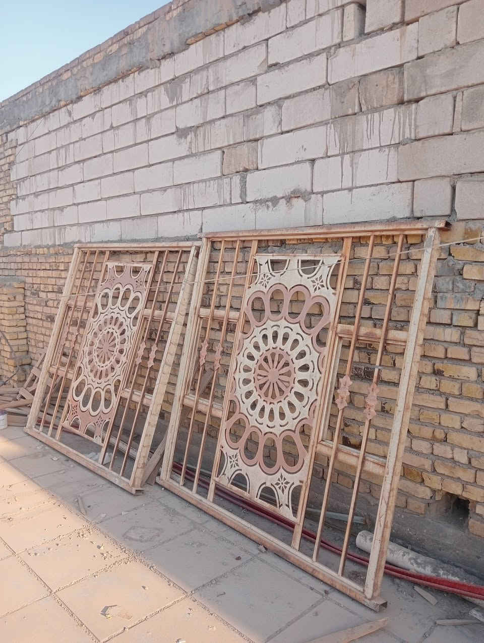 للبيع شبابيك عدد 3 القياس 2×2 للأتصال ***********
