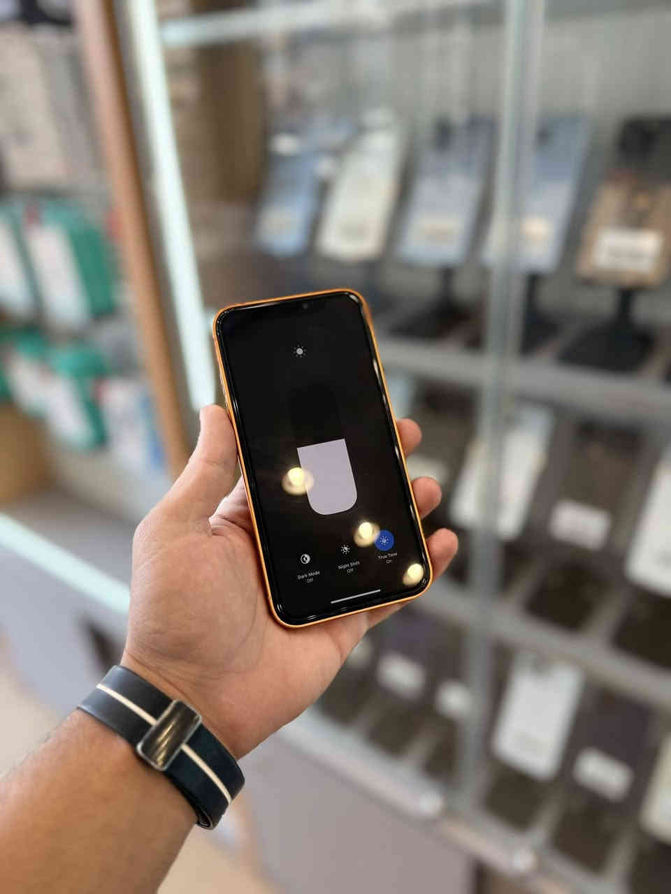 سلام عليكوم ايفون XR امحور ١٧ بس امبدل باتري ذاكره ١٢٨ بطاريه ١٠٠ كولشي شغال ولا شخطه بيهه كولش نضيف سعرهه كولش حلو و جوه السوك فقط بيع 
السعر ٢٣٠ 
للحجز واتس اب او تليفون ☎️ 
*********** 
مكان بغدادزيونه
