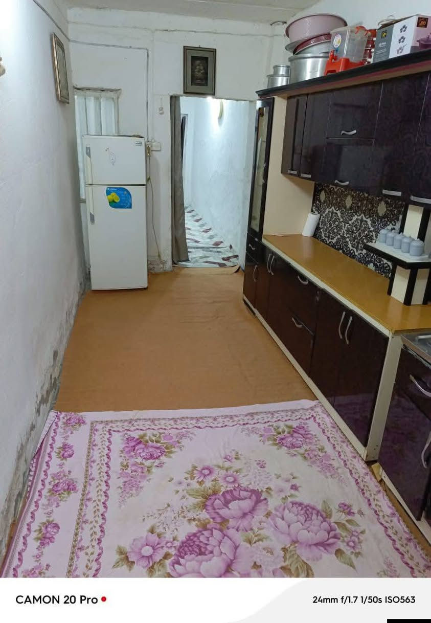 السلام عليكم ورحمه الله 
بيت للبيع أوقاف 
المساحة ٢٠٠ متر 
غرفتين .صالة .مطبخ طرمه كبيره .تواليت حمام خارجي .عرصة ترك من ضمن مساحه البيت 
سعر (٤٣)
الاستفسار رقم الهاتف ***********
