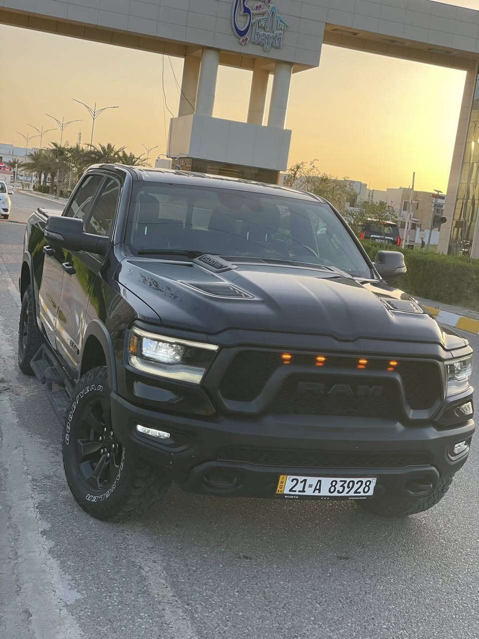 دوج رام RAM REBEL
سنة الصنع: 2023
المحرك: 8 سلندر هيمي  5700 etorque
ناقل الحركة: اتوماتيك 
عدد الميال٢٨ الف mil 
صورة الضرر مرفقه مع المنشور 
———————————————
مواصفات:
عدادات الكترونية
شاشة كبيرة
 امكانية تعديل ارتفاع دواسات البنزين والبريك
مقاعد كهرباء و خزن
تشغل عن بعد
مثبت سرعةً
مقاعد تدفئة 
داخل سيارة اسود و احمر 🔴
ستيرن تدفئة 
كاميرا خلفي 
مقاعد جلد 
المرآة كهرباء و وتضليل كهربائي
نظام دفع رباعي او تو ويل
ضواء زنون اضائة ليد LED
سمعات البين 
قياس الاطارات 20 إنش 
غطاء بودي 
———————————————
سيارة جاهزة من الهزة والتحويل
السعر :: ٣٥٥ وبي مجال بسيط  
مراوس حسب القناعه 
—————————————
سيارة موجودة بتكريت
***********

