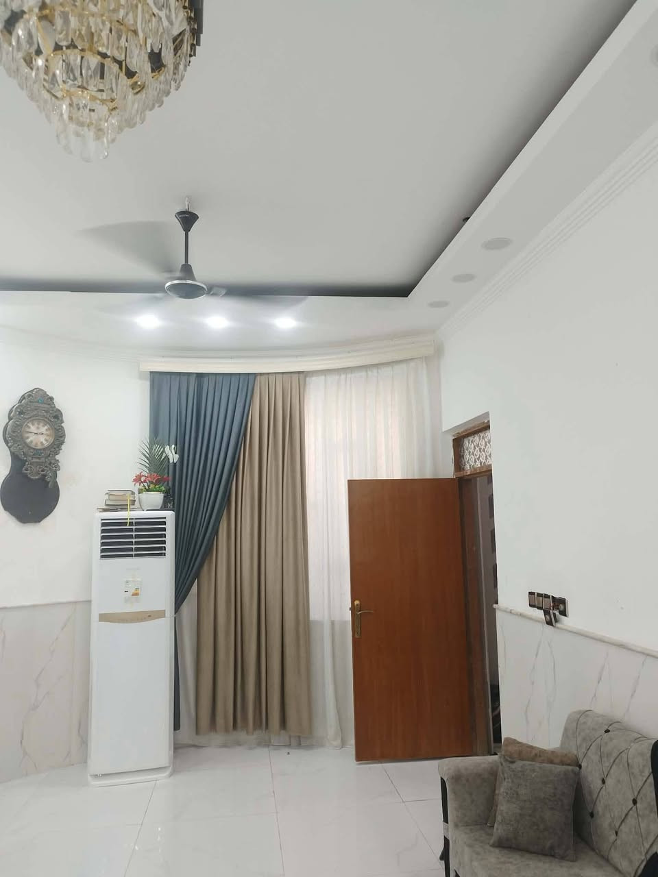 السلام عليكم   بيت ركن عله ثلاث شوارع طابو صرف
مساحه ٢٠٠ م  علمآ بناء البيت ٢٠٢٤ جديد كلش 
التفاصيل غرف ٢ + مطبخ + صاله + ديوانيه + صحيات داخليه وخارجيه   المكان حي العسكري شارع المستوصف قرب شارع الامام علي 
لاستفسار على 
***********
