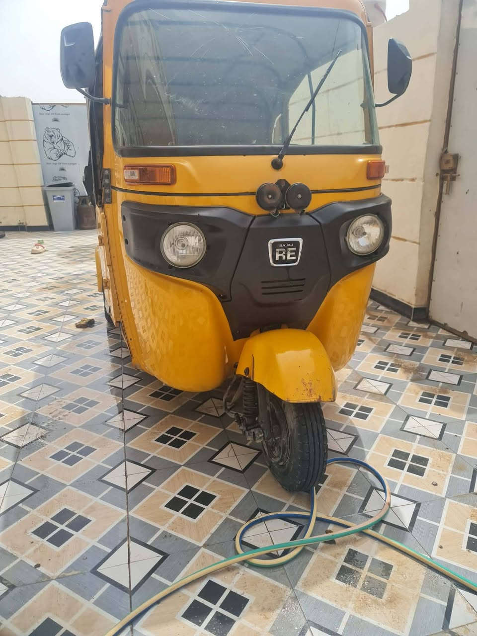 تكتك للبيع الموديل 22 اورق اصولي وياك لترقيم كفالة عامة كشر ومحرك   ذا تجي واشوف بيهة بارد كروتك علية  بية بس الدوس بداية خياس وحاط الهن شحم مكاني بالقاسم السعر 7400.وبية مجال بسيط حك الجية ***********
