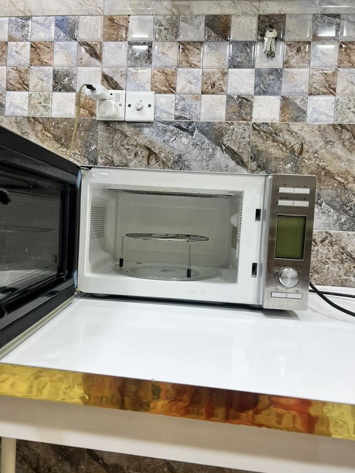 السلام عليكم مجمده ومايكرو ويف نظيفات جدا سعر المجمده 170 بيه مجال والمايكروويف سعره 40 وبي مجال عنوان بغداد حي اور لاستفسار *********** واتساب
