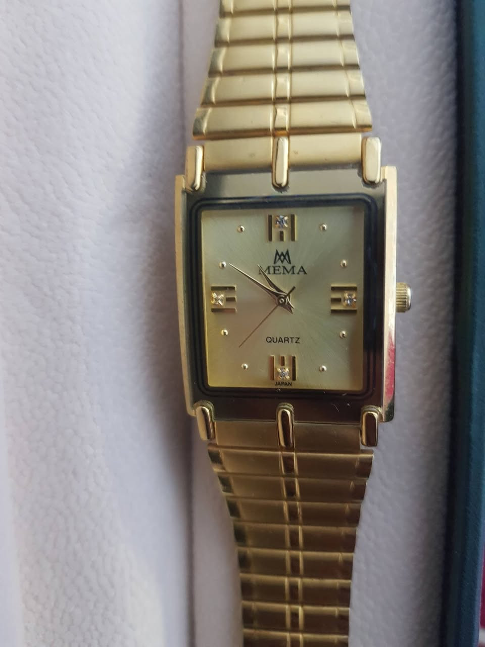 السلام عليكم اخوان ساعه كوارتز ياباني طلاء ذهب عيار ٢٢ غير مستخدمه للبيع يوجد توصيل
***********
