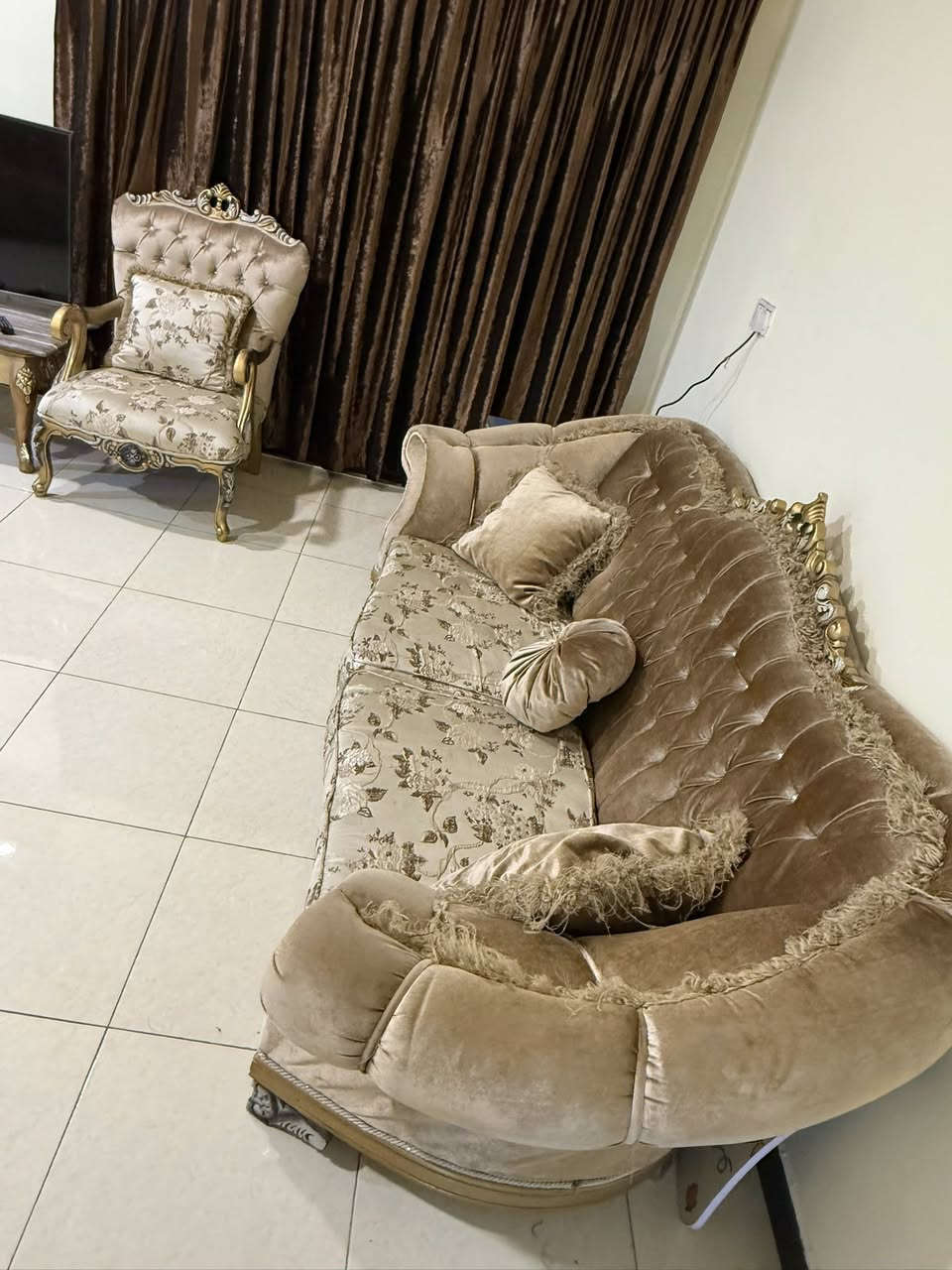 طقم قنفات ١٠ مقاعد ملكي خشب زان تركي المنشأ

٢ قنفة ام ٣ اشخاص + اربع كراسي مع طبلة دائرية وطبلة كبيره مرمر السعر المطلوب ٧٠٠ وبي مجال

الطقم نظافه ٨٠٪؜

للتواصل واتساب ***********
