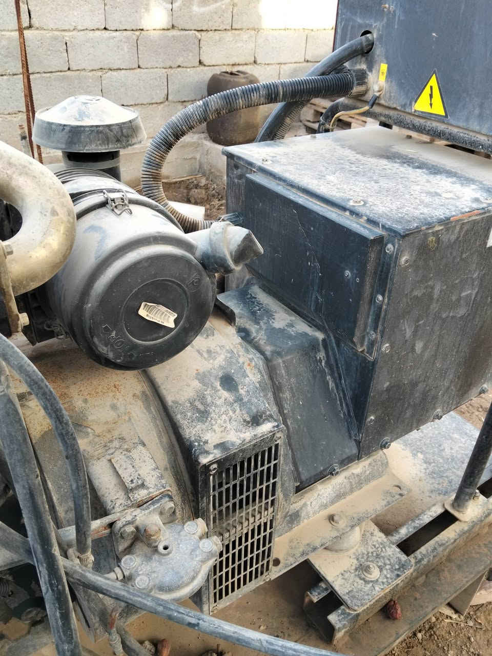 السلام عليكم مولد للبيع 60كيفي 3بستم سعر 40 وبي مجال ***********
