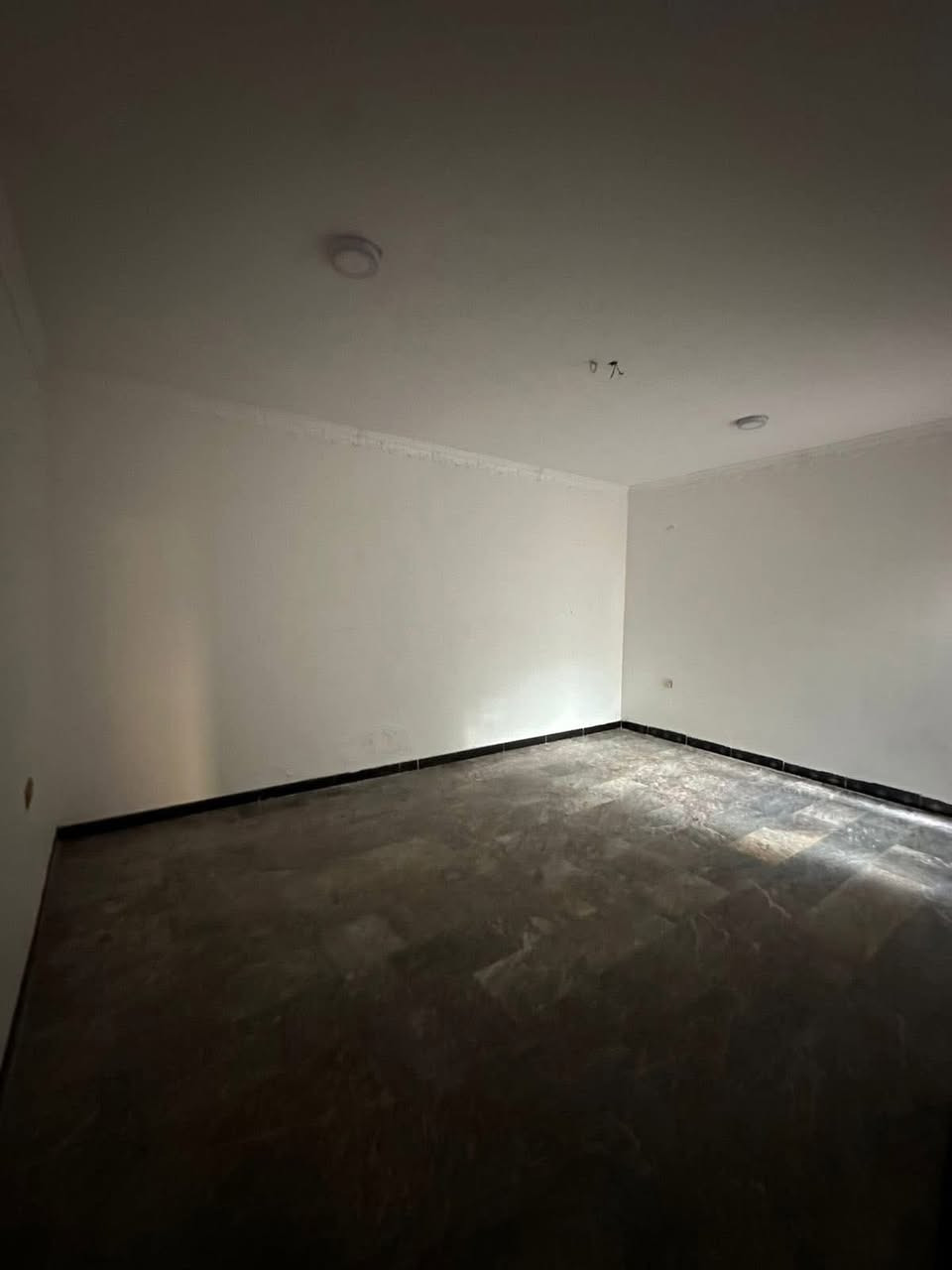 #للإيجار___في____السيدية
دار مساحه 150 متر درجه اولى مربع القاده 

يحتوي على 5 غرف نوم وصاله ومطبخ وخدمات 

بدل الايجار مليون ونص 

للأستفسار ***********

مكتب الفهد الهندسي للمقاولات العامة
