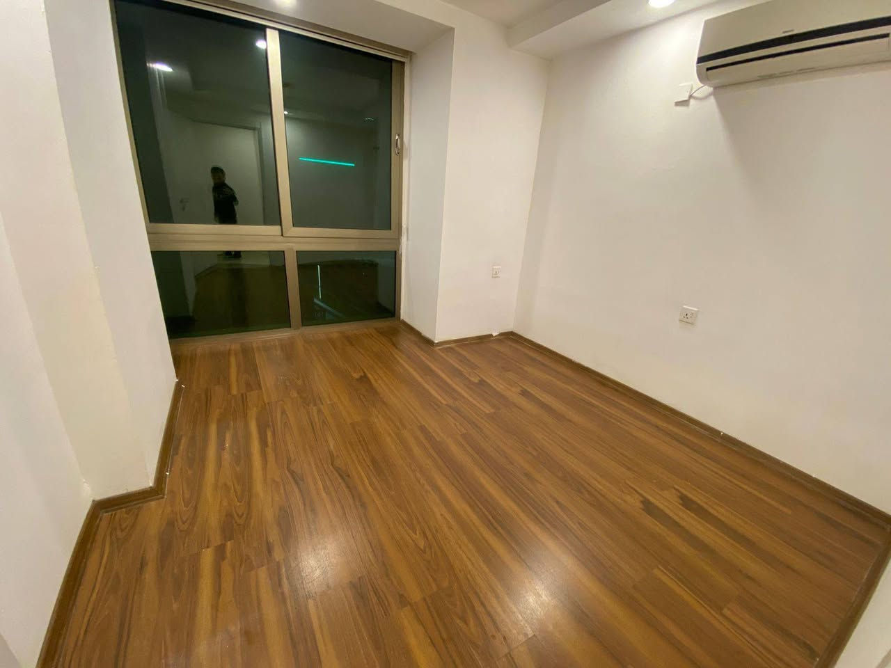 شقه للايجار للبيع منطقه الذهبيه اربيل
مجمع لايف تاور 
ثلاث غرفه وصاله 
٣+١
سعر ٤٥٠$
الاستفسار على واتساب ***********
