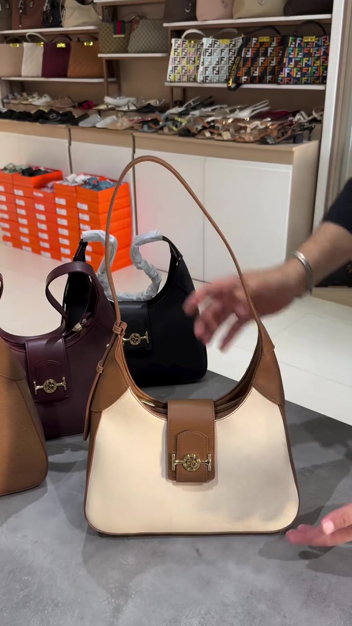 ⁨أناقتك جمالك مع بهاء ‪‪‪‪بهاء للأحـ👠ـذية والحقائب‬‬‬
حقيبة من براند ڤلندن حجم القاعدة 30cm -خامة جلد كوالتي عالي...متوفرة مجموعة  الوان .
- الديوانية / ام الخيل / مقابل جامع ابراهيم الخليل /مجاور مستر ابل للموبايلات وحلويات المصطفى
للأستفسار مراسلة البيج او رقم المبيعات☎️(***********)
توجد خدمة توصيل لكل محافظات العراق #bag #موضة #makeuplover #shoes #fashiongram ⁩⁩⁩
