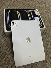 ايباد m4 نضافه 100/100 ذاكره 256 ايباد زلغ ما بي كامل ملحقاته بطاريه 9...