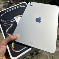 ايباد 11 برو معالج M5 حالة البطارية 100% 🔋 عدد الدورات 11   الذاكرة 25...