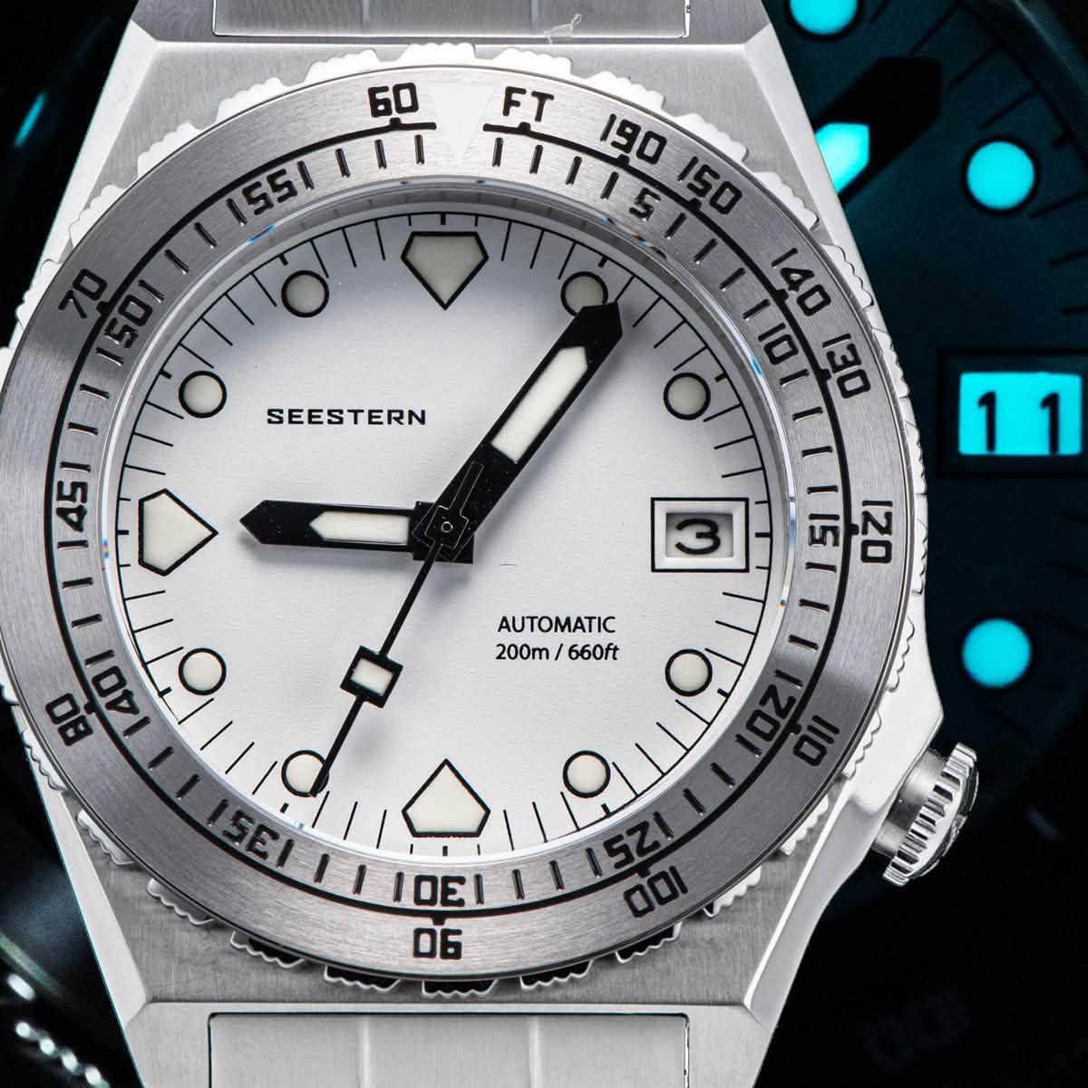 ساعة Seestern SUB600T Automatic Diver (الإصدار ذو الميناء الأبيض)، وهي ساعة غوص ميكانيكية شهيرة بتصميمها المستوحى من الطراز الكلاسيكي وعُلبَتها الهندسية الحادة.

المواصفات الفنية الرئيسية:

الحركة: أوتوماتيكية من نوع Seiko NH35A اليابانية الموثوقة.
مقاومة الماء: تصل إلى 200 متر (20 ATM)، مما يجعلها مناسبة للسباحة والغوص.

الزجاج: من الياقوت الكريستالي المسطح (Sapphire Crystal) المقاوم للخدش مع طبقات طلاء داخلي مضاد للانعكاس.

الهيكل والسوار: مصنوعان بالكامل من الفولاذ المقاوم للصدأ 316L Stainless Steel بلمسات نهائية مدمجة (مطفية ولامعة).

أبعاد الساعه: القطر 40 ملم (بدون التاج)، والسماكة 13.5 ملم .
الإضاءة: مجهزة بمادة Super BGW9 Luminous القوية لتوهج أزرق واضح في الظلام على العقارب والمؤشرات وحتى عجلة التاريخ في بعض الإصدارات.

*الساعه جديده لوك غير مستخدم فقط ينقصها ملحقات .
يتوفر توصيل لجميع المحافظات.


**إذا كنت صاحب هذا الإعلان وتريد حذفه لأي سبب، رجاءا أرسل رسالة إلى الدعم الفني**