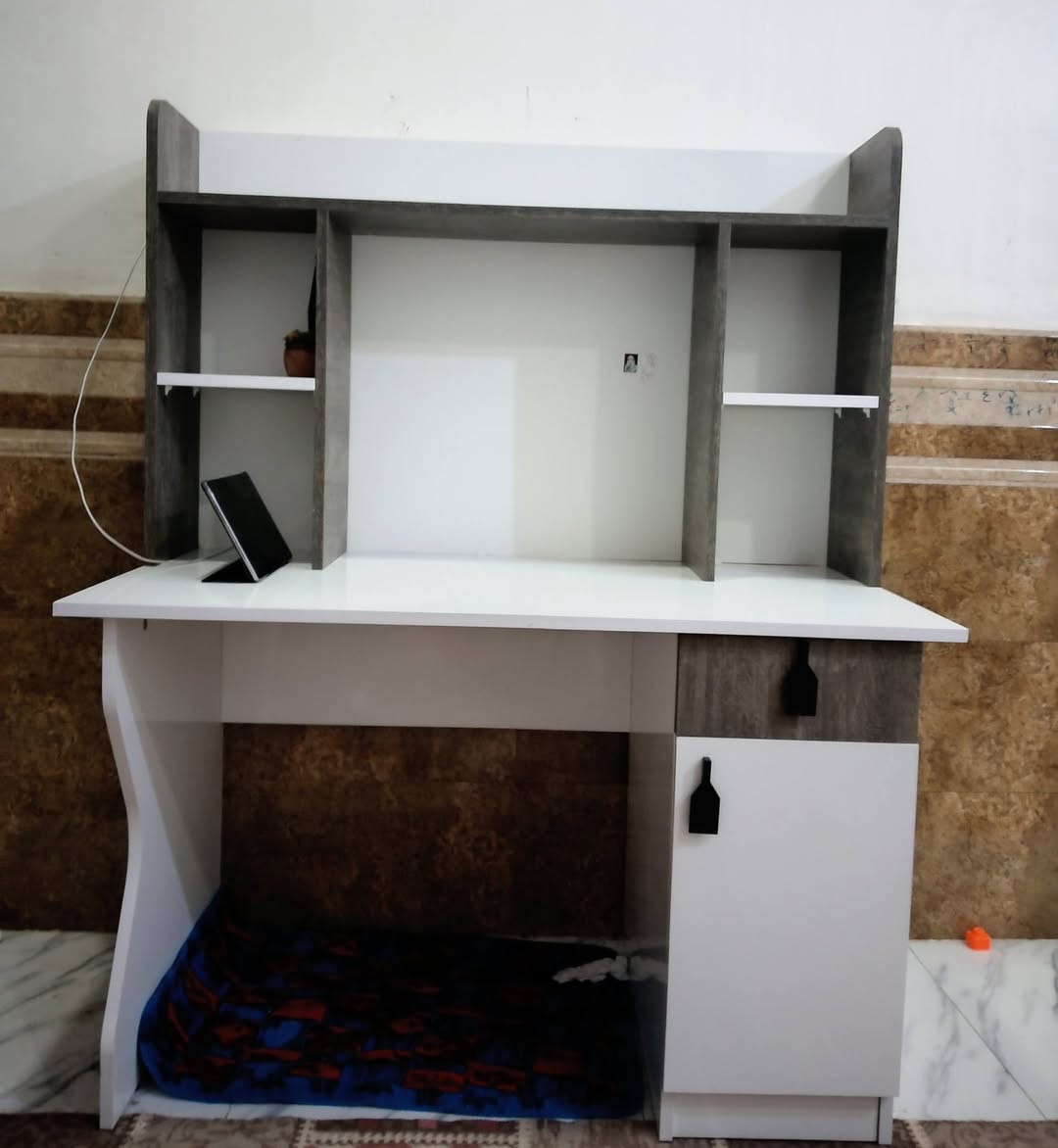 مكتب دراسي للبيع سعرة 160 وبي مجال للتواصل واتساب *********** عنوان الديوانية
