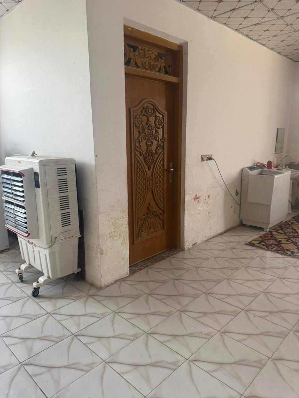 سلام عليكم بيت للبيع مساحه 300يتكون من مشتملين مع محلات بيت ركن موقه حلو مكانه بابل القاسم قرب الجامعه المشتمل الاواحد يكون من 3غرف وصالتين ومطبخ واستقبال بناء طابوق صب كونكريت ستفسار على رقم ***********
