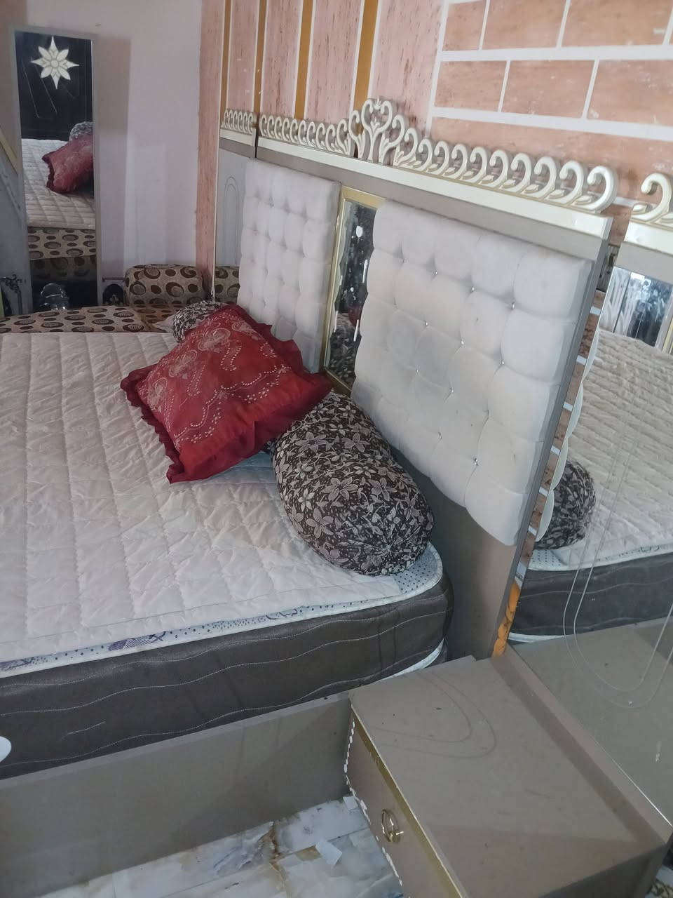 ام السلام عليكم غرفت نوم تركي الكنتور ٦ ابواب كله جام مابيها لا كسر ولا خدش حيل نضيفه العام اخذتها ب ١٣ ورقه الله شهد وذني البل صور بل كنتور ذني مصاطر يتشلعن ويلزكن كلهن موجودات سهرها ٦٥٠الف وين ماتريد نوصلها التصال عل رقم ***********
