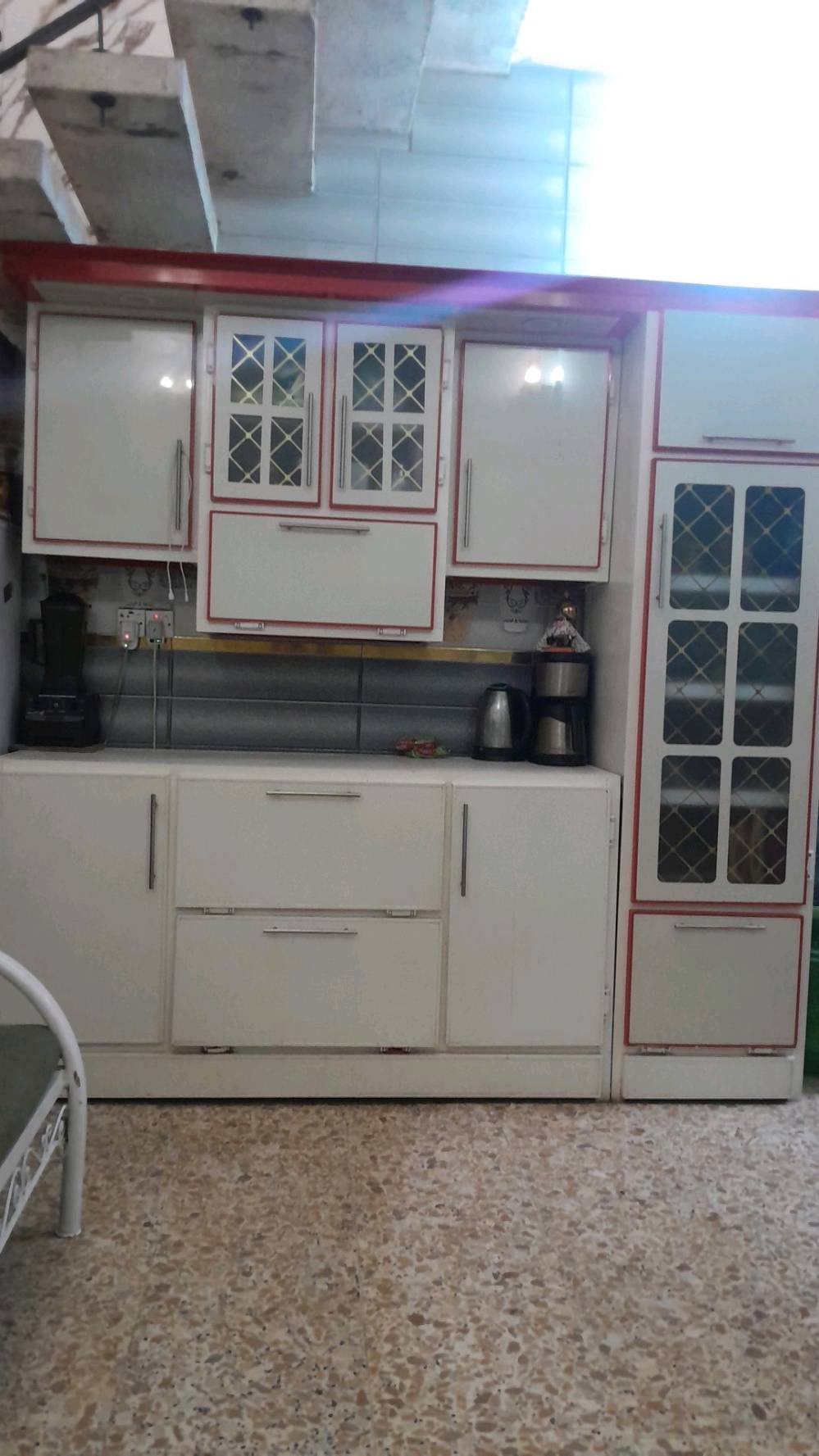 كاونتر تسكام مو سوكي ٥ امتار الا ٢٥ سم
عمق ٦٠  
ممكن يتغير حسب المكان 
طبقات المنيوم  داخلية قوؤة تتحمل ثقل للخزن 
اليدات سل ستيل والسلات
بي فطر بسيط بالباب 
وجانبي مماثر 
القطع الأرضية لونها الاصلي احمر غيرنا لونها بصبغ من شركة تركية اوف وايت  الاصلي من سنتين وممكن ينزال 
سعر 
٥٧٥