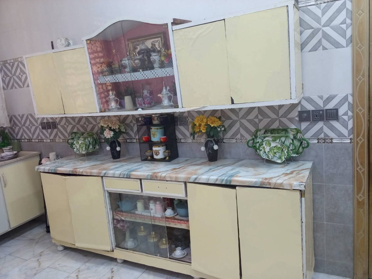 غراض للبيع غرفه متكونه من جربايه وكنتور ثلاث ابواب وزاويه وميز تواليت نجارة قديمه صاج بورمي 
سعرها 250 الف

وبوفيه قديمه نضد 50 الف 

وكاونتر وملحق خشب نجارة 150 الف 

عنواني ابو غرق حي الحسين شارع السبيس ***********
