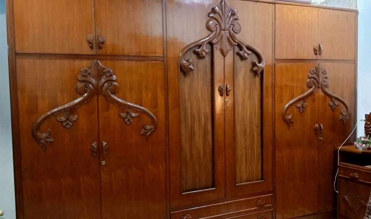 السلام عليكم غرفة 6 ابواب ملحق نضيفة حيل شغل ثقيل  سعرها 500 للتواصل ***********
