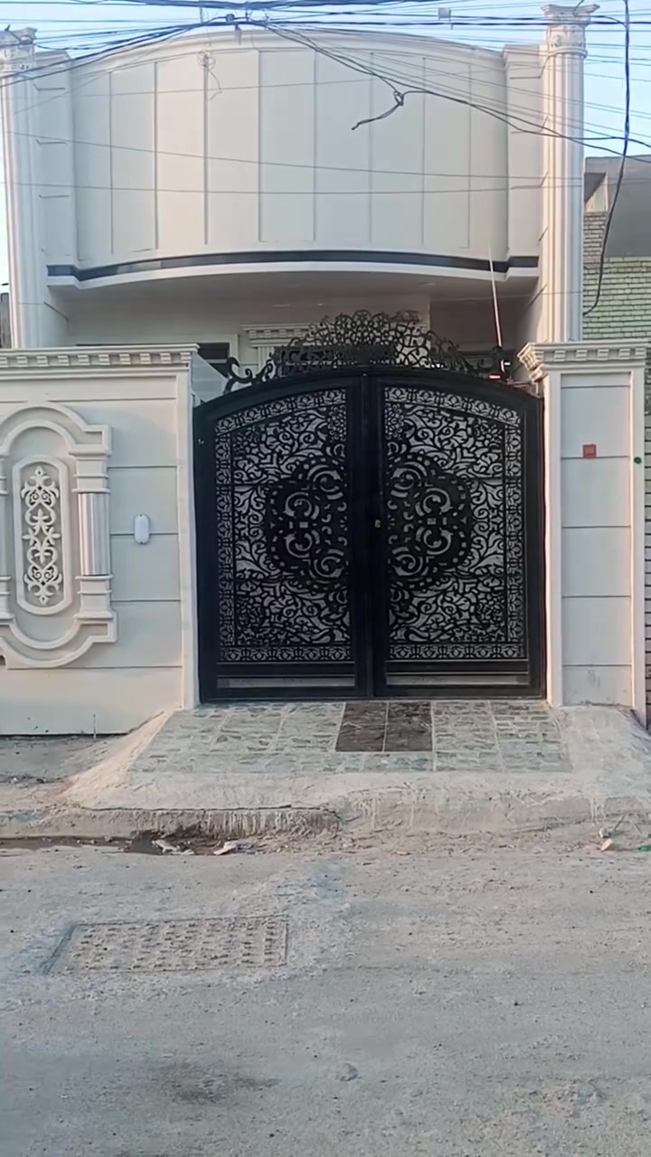 اللهم صل على محمد وال محمد بيت للبيع في حي السفير قرب مصور المنار البيت مساحته 130 متر طابق ونص البيت بناء حديث درجه اولى وايضا ينباع هو واثاثه التفاصيل ***********
