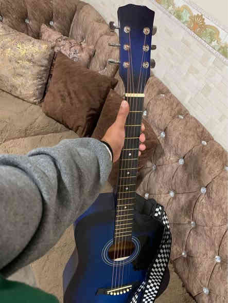 كيتار اوربي cutaway acoustic guitar
مع محلقاته (ريش عدد 3 مع حامل ريش ،مع قبضة الـCapo guitar  و اوتار اضافية عدد 6) 
للاستفسار 
واتساب ***********
اتصال ***********
العنوان روناكي قرب مسجد الملائكة كركوك
