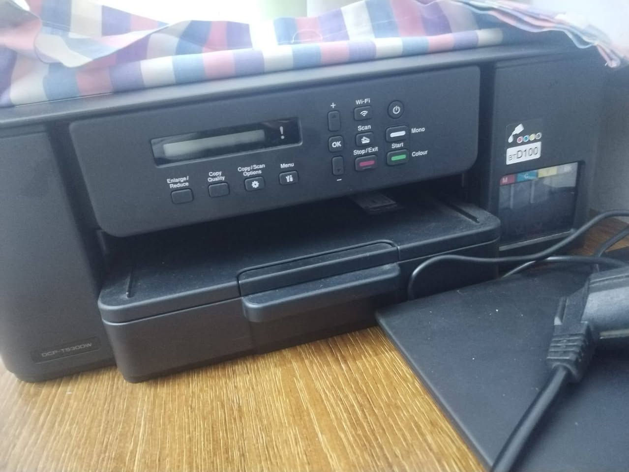 السلام عليكم 
طابعة برذر  DCP_T530W
الطابعه استخدم شخصي وطابعه أقل من 1000 ورقه ...والحبر اصلي مالته اجه وياه ... ووياه الوايرات مالته كامله والكارتونه.
 السعر /190 الف وبيه مجال قليل حك الجية
والرازق الله.


**إذا كنت صاحب هذا الإعلان وتريد حذفه لأي سبب، رجاءا أرسل رسالة إلى الدعم الفني**