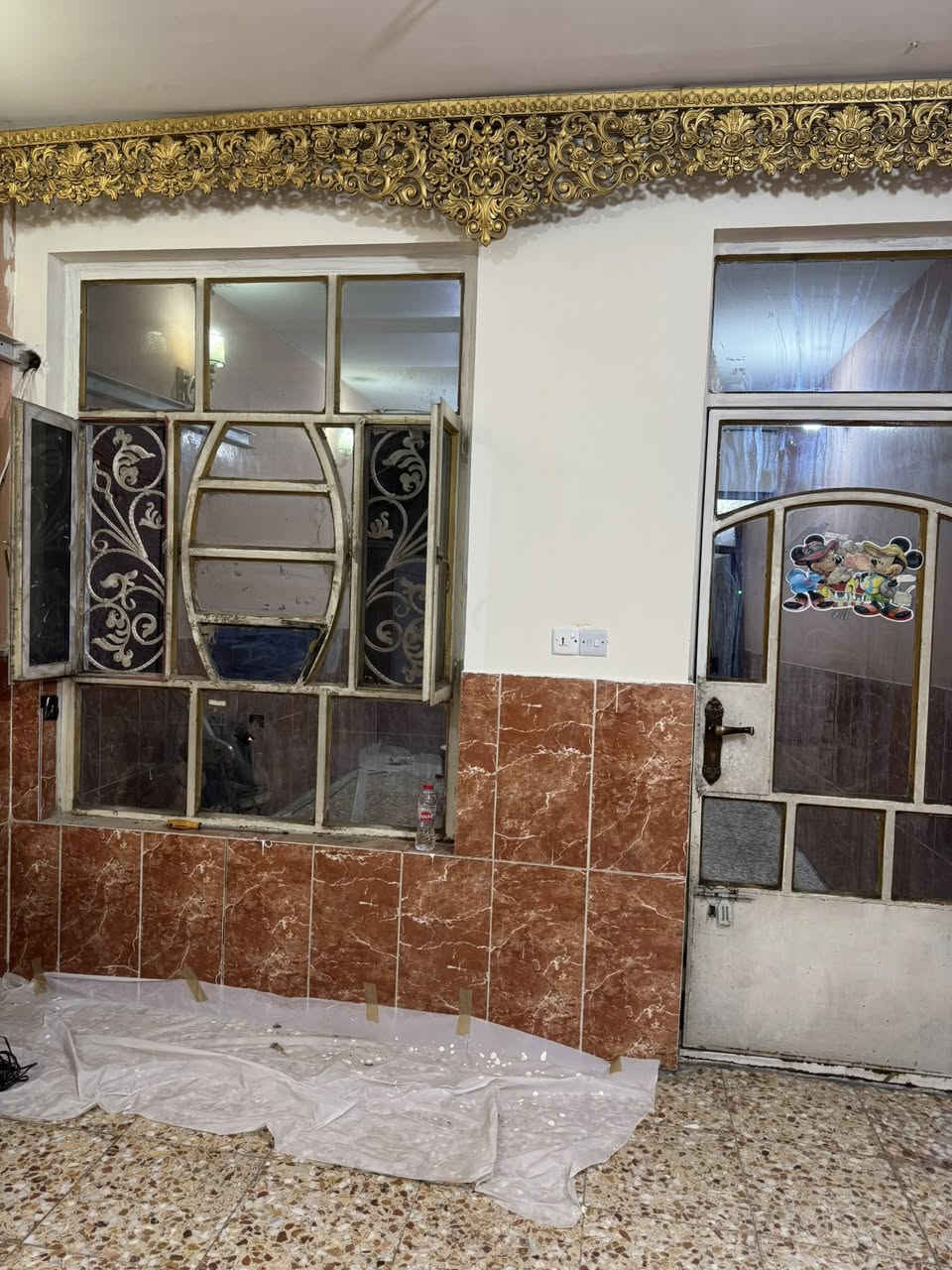 دار للبيع في منطقة الشعب قرب الشارع العام من جهة المحكمة ثالث بيت عن الشارع الخدمي 
يتكون من طابقين بناء مسلح حالة البناء جيدة جداً مرتفع عن الشارع المساحة 70 متر مدخل واحد الواجهة 3 ونص والنزال 20 يحتوي الطابق الاول على استقبال + مطبخ + غرفة نوم + خدمات 
الطابق الثاني يحتوي على 2 غرف نوم + خدمات 
السطح شتايكر ومغلف بعازل حراري ويحتوي على غرفة مخزن 2*3 سندويج بنل 
كراج 4*3 ونص 
السعر  180  وبي مجال قليل
للاستفسار الاتصال على رقم الهاتف             
 ***********   ابو علي
متوفر واتساب
