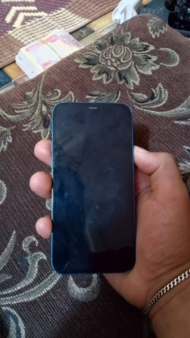 سلام عليكم مراوس فقط آيفون ١٢ عادي ذاكره ١٢٨ بطاريه ٧٧ الجهاز مكفول فقط الكامره الx1بيه رجه اراوس ب١٢بروماكس ونته صاعد ونتراهم ع فرق رقمي ***********

