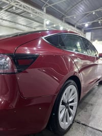 تيسلا 3 تك ماطور موديل 2023 حادث موضح جاملغ خلفي قطعه وحده صبغ بدون اي...